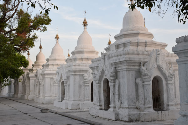 Read more about the article Kuthodaw Pagoda – The World Biggest Book – Myanmar