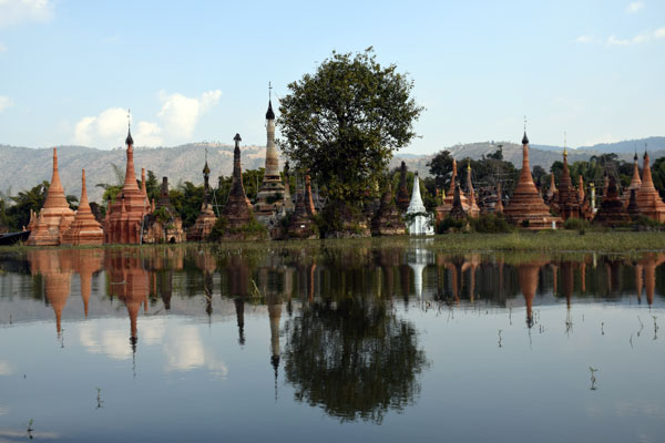Inlay lake Thakhaung pagoda group 